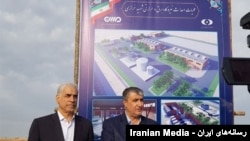 عملیات احداث نیروگاه ۳۰۰ مگاواتی «کارون» با حضور رئیس سازمان انرژی اتمی ایران (راست).