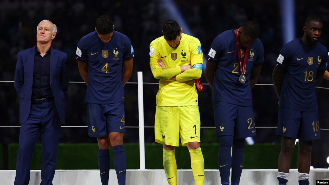 El seleccionador de Francia Didier Deschamps (de izquierda a derecha), Raphael Varane, Hugo Lloris, Ibrahima Konate y Dayot Upamecano se muestran abatidos tras recibir sus medallas de subcampeones del Mundial el 18 de diciembre de 2022 en Qatar. 