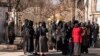 Sejumlah mahasiswi Afghanistan dihentikan oleh anggota pasukan Taliban di sebuah gerbang masuk universitas di Kabul, pada 21 Desember 2022. (Foto: AFP/Wakil Kohsar)