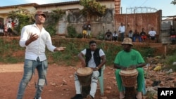 Le mbolé offre à la jeunesse camerounaise un exutoire et un moyen de raconter sa réalité.