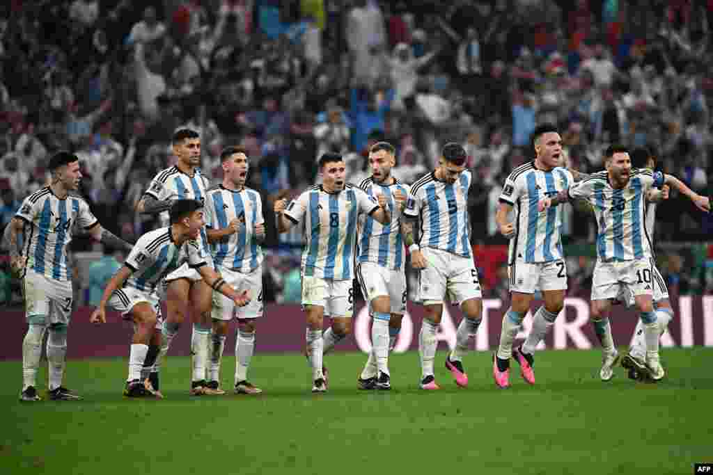 Para pemain Argentina merayakan kemenangan dalam adu penalti pada pertandingan final Piala Dunia Qatar 2022 antara Argentina vs. Prancis di Stadion Lusail, utara Doha hari Minggu 18 Desember 2022. (Foto: AFP)&nbsp;