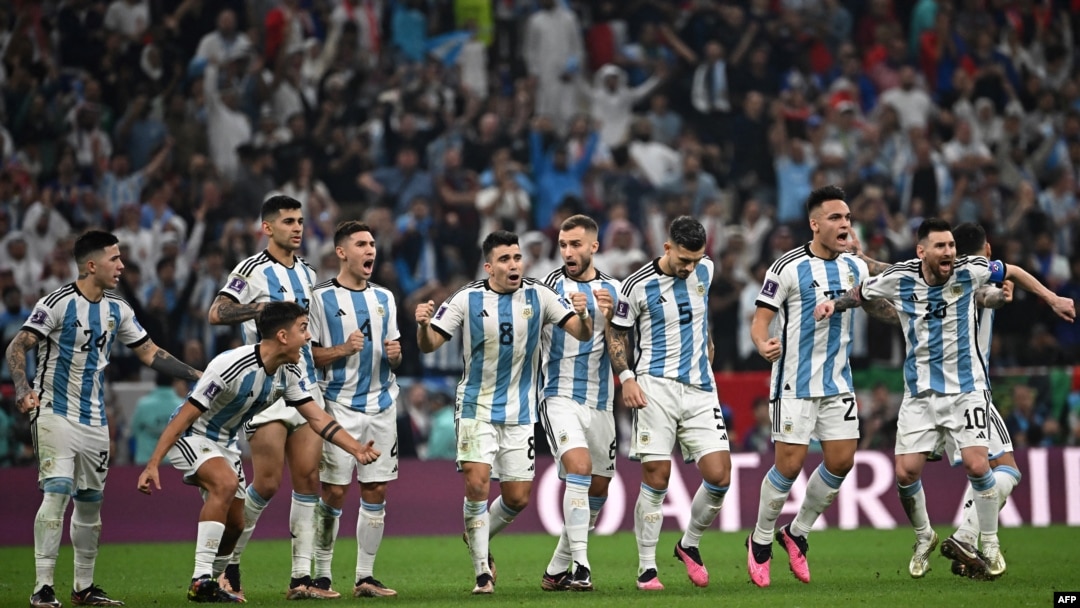 Cầu thủ Argentina ăn mừng sau khi đồng đội sút thành công trong loạt đá luân lưu.