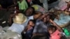 Las personas desplazadas por la violencia de la guerra de pandillas en Cite Soleil descansan en las calles del barrio de Delmas después de salir de la plaza Hugo Chaves en Puerto Príncipe, Haití, el 19 de noviembre de 2022.