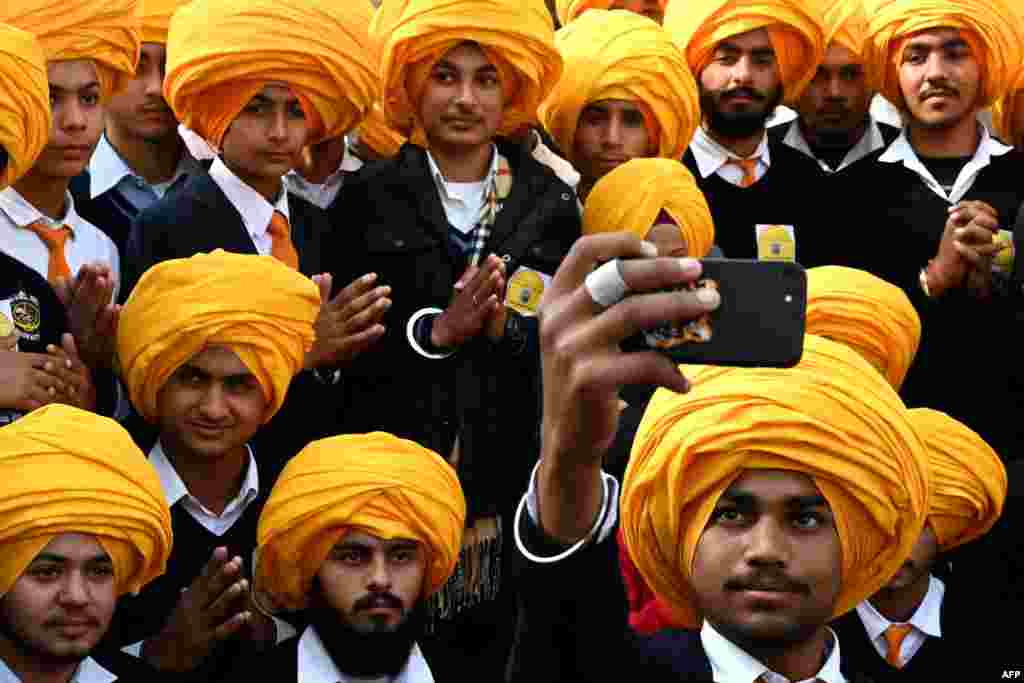 Para pemuda dan remaja Sikh berswafoto saat acara mengikat Turban tingkat nasional yang diadakan di Kuil Emas di Amritsar, India. (Foto: AFP)&nbsp;