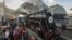 Moun tann pou monte abo yon tren nan vil Lviv, Ikren, Samdi 7 Janvye 2022. 