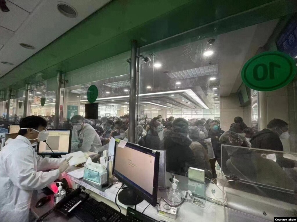 北京朝阳医院发热门诊12月10日爆满的情况。（读者提供）(photo:VOA)
