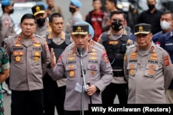 Kapolri Listyo Sigit Prabowo memberikan keterangan pers usai ledakan di Polres Bandung, Jawa Barat, yang menurut pihak berwenang diduga sebagai bom bunuh diri. (Foto: REUTERS/Willy Kurniawan)