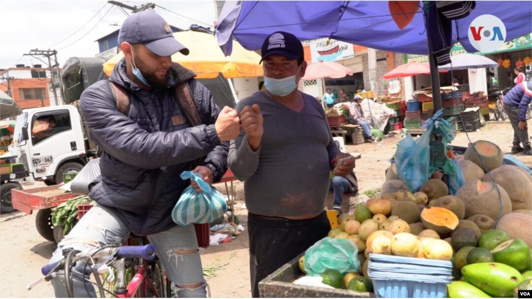 Daniel Córdoba, realiza diariamente el mismo recorrido desde su negocio hacia la plaza de Abastos en Bogotá, a comprar los insumos agrícolas para su emprendimiento en las carretas que se ubican alrededor del mercado, donde consigue mejores precios. [Foto: Federico Buelvas]