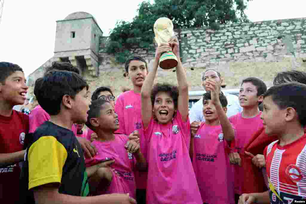 Y si los grandes sueñan con levantar una Copa del Mundo &iquest;por qué los niños no? Antes de que empezara Qatar 2022, en Túnez, un grupo de pequeños celebró y levantó la Copa del Mundo en Nuestro Barrio.