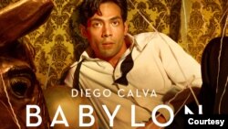 El actor Diego Calva en una imagen promocional de la película "Babylon" que ya se ha estrenado en Estados Unidos y en otros países. Foto: Cortesía / Paramount Pictures.