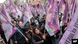 库尔德族活动人士在巴黎举行游行（2022年12月26日）
