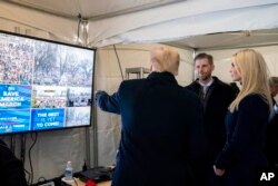 Presiden Donald Trump menyaksikan layar televisi yang menayangkan video kerumunan orang berkumpul di Ellipse, 6 Januari 2021, sebelum menyampaikan pidato untuk para pendukungnya, didampingi Ivanka Trump dan Eric Trump (kedua dari kanan). (Foto: Panitia yang Ditunjuk DPR AS untuk menyelidiki Serangan 6 Januari via AP)