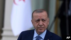 د ترکي صدر رجب طیب اردوان.ترکیه، چې د ناټو یوازینی مسلمان غړی هېواد دی، له څو میاشتو راهېسې په ناټو کې د سویډن د غړیتوب ترلاسه کولو مخه نیولې ده. فنلنډ او سویډن په اوکراین باندې د روسیې له یرغل وروسته د ناټو غړیتوب ترلاسه کولو هڅې پیل کړې