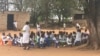 Escola ao ar livre debaixo de uma árvore, Benguela, Angola (Foto de Arquivo)