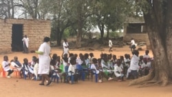 Dezenas de milhar de crianças estudam ao ar livre no Uíge - 3:19