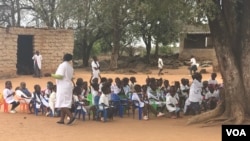 Escola ao ar livre debaixo de uma árvore, Benguela, Angola (Foto de Arquivo)