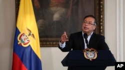 El presidente de Colombia, Gustavo Petro, habla en el día 100 de su gobierno en la oficina presidencial del Palacio de Nariño en Bogotá, el 15 de noviembre de 2022.