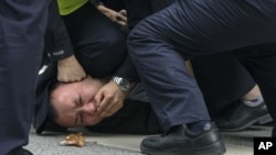 Policija hapsi učesnike protesta u Šangaju (Foto: AP)