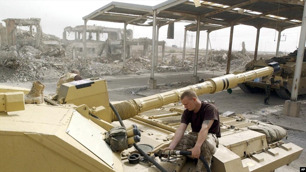 资料照：一辆英国制造的挑战者II主战坦克正在伊拉克的巴什拉加油。