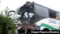 Sebuah bus yang mengangkut sejumlah turis mengalami kecelakaan di jalan dekat Aciliu, sekitar 280 km barat laut Bucharest, sebagai ilustrasi. (Foto: REUTERS/Dragos Popescu)