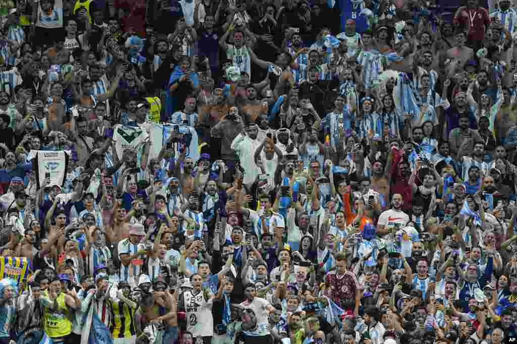 La hinchada de Argentina celebra la apretada victoria de su equipo ante&nbsp;Países Bajos, que le dio el pase a la semifinal de la Copa del Mundo, en el estadio Lusail, Qatar, el 9 de diciembre de 2022.