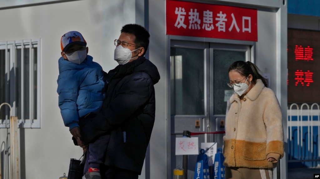 北京一家医院的发热门诊大门前。（2022年12月10日）(photo:VOA)
