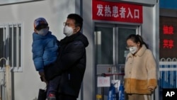 北京一家醫院的發熱門診大門前。 （2022年12月10日）