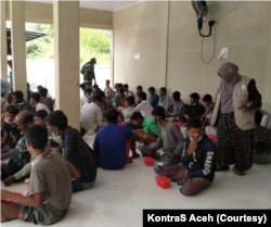 Puluhan pengungsi Rohingya saat berada di Dinas Sosial Aceh Besar, Provinsi Aceh. Minggu 25 Desember 2022. (Courtesy: KontraS Aceh)