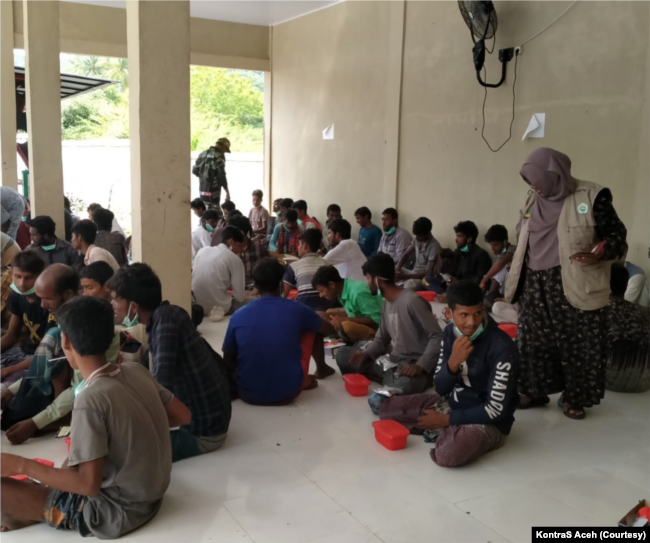 Puluhan pengungsi Rohingya saat berada di Dinas Sosial Aceh Besar, Provinsi Aceh. Minggu 25 Desember 2022. (Courtesy: KontraS Aceh)