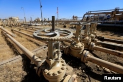 عراقی علاقے کرکوک میں واقع تیل پیدا کرنے کی ایک تنصیب۔ فائل فوٹو
