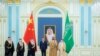 Putra Mahkota Saudi Mohammed Bin Salman berdiri bersama Presiden China Xi Jinping di Riyadh, Arab Saudi 8 Desember 2022. (Saudi Press Agency/Handout via REUTERS)