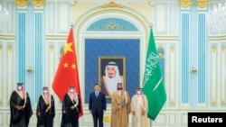 Putra Mahkota Saudi Mohammed Bin Salman berdiri bersama Presiden China Xi Jinping di Riyadh, Arab Saudi 8 Desember 2022. (Saudi Press Agency/Handout via REUTERS)