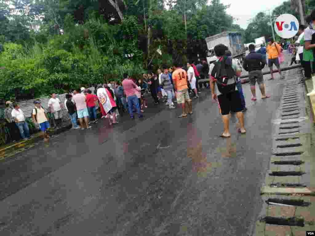 Carretera bloqueada al altura del distrito selvático de San Rosa (Madre de Dios) por manifestantes. [Foto: Rodrigo Chillitupa, VOA].