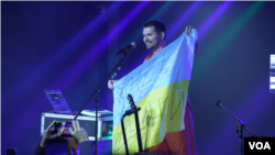 Надпись на флаге – «Noize с Украиной»