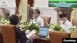 Presiden Joko Widodo memimpin Rapat Terbatas mengenai Percepatan Penanganan Gangguan Tumbuh Kembang Anak (Stunting) melalui Sistem Pemerintahan Berbasis Elektronik (SPBE), di Istana Merdeka, Jakarta, Senin (02/01/2023). Foto: Humas Setkab/Rahmat
