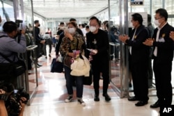 Turis China tiba di Bandara Internasional Suvarnabhumi di provinsi Samut Prakarn, Thailand, Senin, 9 Januari 2023. (AP/Sakchai Lalit)
