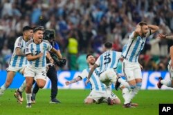 Para pemain Argentina merayakan kemenangan adu penalti dalam pertandingan sepak bola final Piala Dunia antara Argentina dan Prancis di Stadion Lusail di Lusail, Qatar, Minggu, 18 Desember 2022. (AP//Petr David Josek)