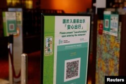 Kode QR untuk aplikasi pelacakan kontak COVID-19 "LeaveHomeSafe" terlihat di luar sebuah restoran di Hong Kong, 13 Desember 2022. REUTERS/Tyrone Siu