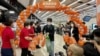 受疫情影響停駛接近3年的廣深港高鐵香港段1月15日復運，入境大堂有歡迎旅客抵達香港的佈置，有港鐵職員手持紀念品列隊迎接旅客 (美國之音/湯惠芸)