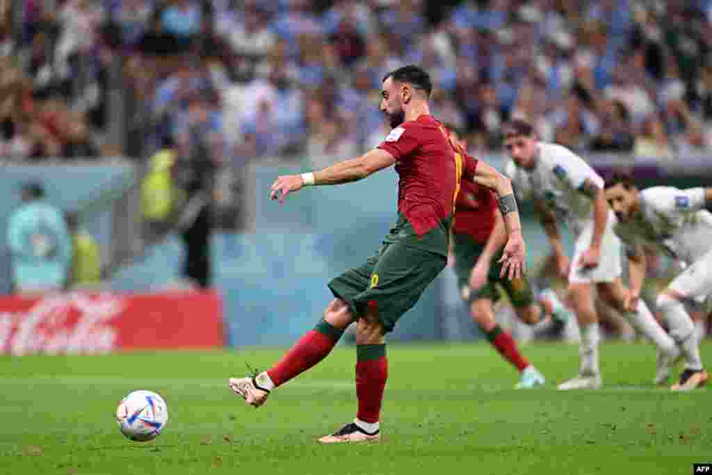 Milieu ya Portugal #08 Bruno Fernades (G) abeti penalty mpe atie mongete na match na Uruguay na groupe H na Mondial Portugal 2022, na stade Lusail, Doha, 28 novembre 2022. (Photo Kirill KUDRYAVTSEV / AFP)