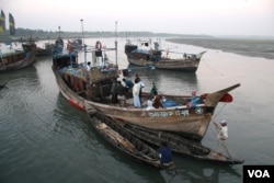 Des bateaux de pêche attendent dans un port près de Cox's Bazar, au Bangladesh.  Les trafiquants d'êtres humains utilisent ces bateaux pour transporter illégalement des réfugiés rohingyas du Bangladesh vers la Thaïlande, l'Indonésie et la Malaisie.  (Noor Hossain/VOA)