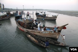 Kapal nelayan berlabuh di pelabuhan dekat Cox's Bazar, Bangladesh. Oknum penyelundup manusia menggunakan perahu tersebut untuk mengangkut pengungsi Rohingya secara ilegal dari Bangladesh ke Thailand, Indonesia dan Malaysia. (Noor Hossain/VOA)