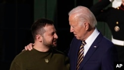 El presidente Joe Biden da la bienvenida al mandatario ucraniano Volodymyr Zelenskyy en la Casa Blanca en Washington, el 21 de diciembre de 2022. 