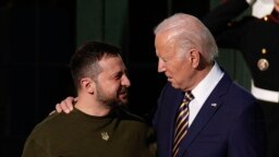 El presidente Joe Biden da la bienvenida al mandatario ucraniano Volodymyr Zelenskyy en la Casa Blanca en Washington, el 21 de diciembre de 2022. 