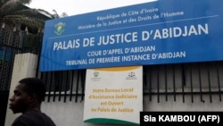 ARCHIVES - Un homme marche devant le palais de justice d'Abidjan, le 6 novembre 2019.