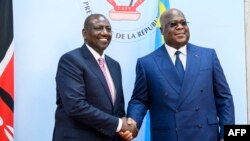 President William Ruto (G) ya Kenya akutani na mbote na President ya RDC Felix Tshisekedi (D) na Kinshasa, 21 sanza ya zomi na moko 2022. -