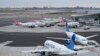 Pesawat dari berbagai maskapai penerbangan AS di landasan Terminal B, Bandara LaGuardia, New York, Rabu, 11 Januari 2023. (AP/Seth Wenig)