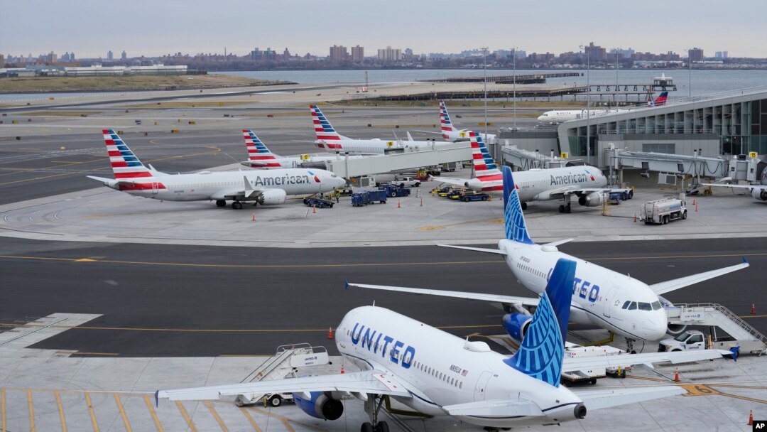 Pesawat dari berbagai maskapai penerbangan AS di landasan Terminal B, Bandara LaGuardia, New York, Rabu, 11 Januari 2023. (AP/Seth Wenig)