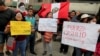 Sejumlah pendukung mantan Presiden Peru Pedro Castillo berkumpul di luar lapas Barbadillo, tempat Castillo ditahan, di Lima, Peru, pada 8 Desember 2022. (Foto: Reuters/Sebastian Castaneda)