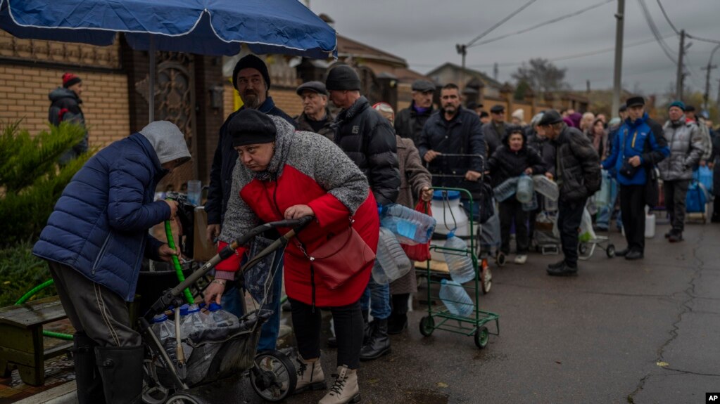 乌克兰南方赫尔松市的居民们在排队装饮用水（2022年11月20日）(photo:VOA)